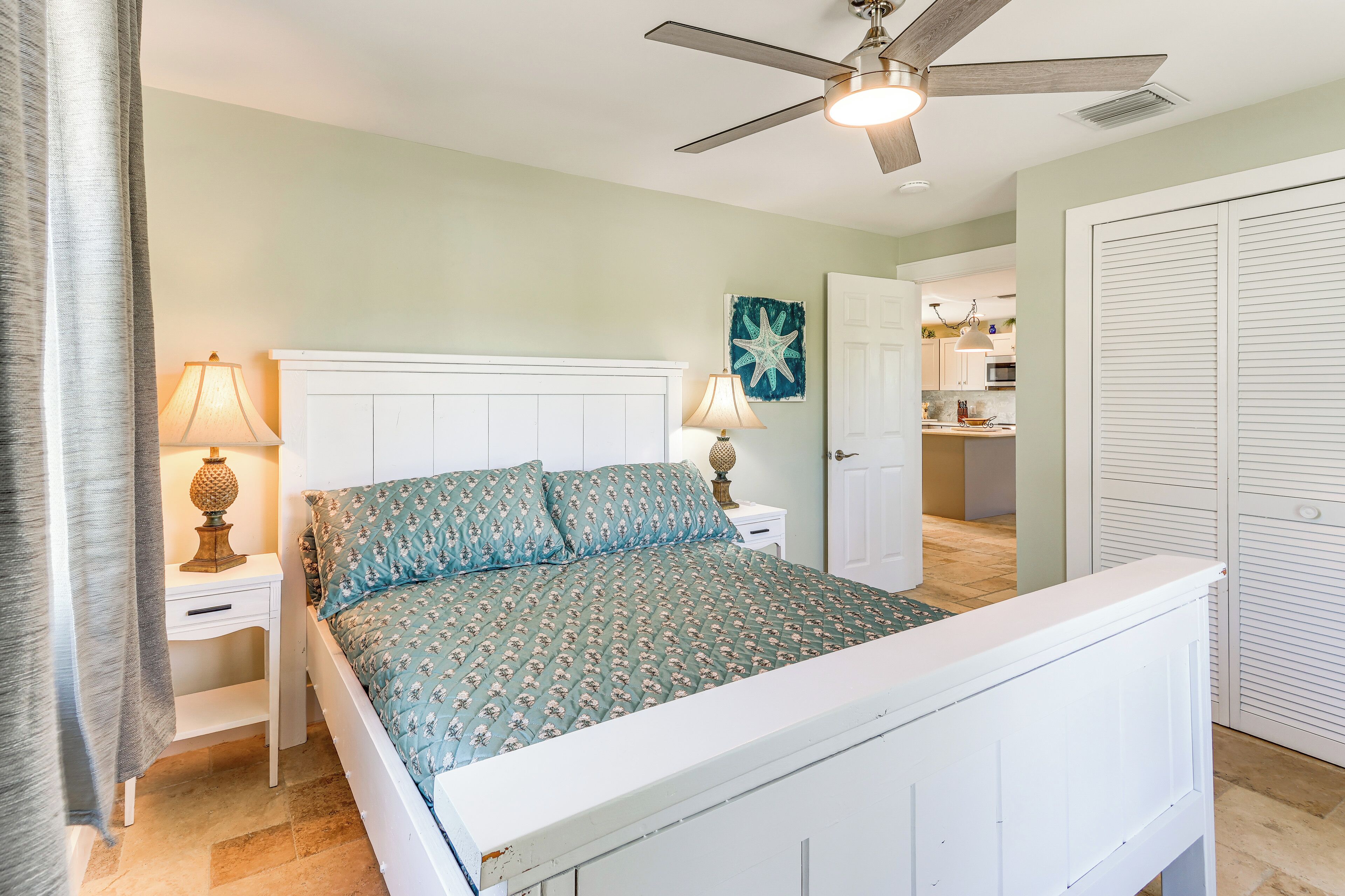 Tabla de planchar con plancha, Internet, ropa de cama