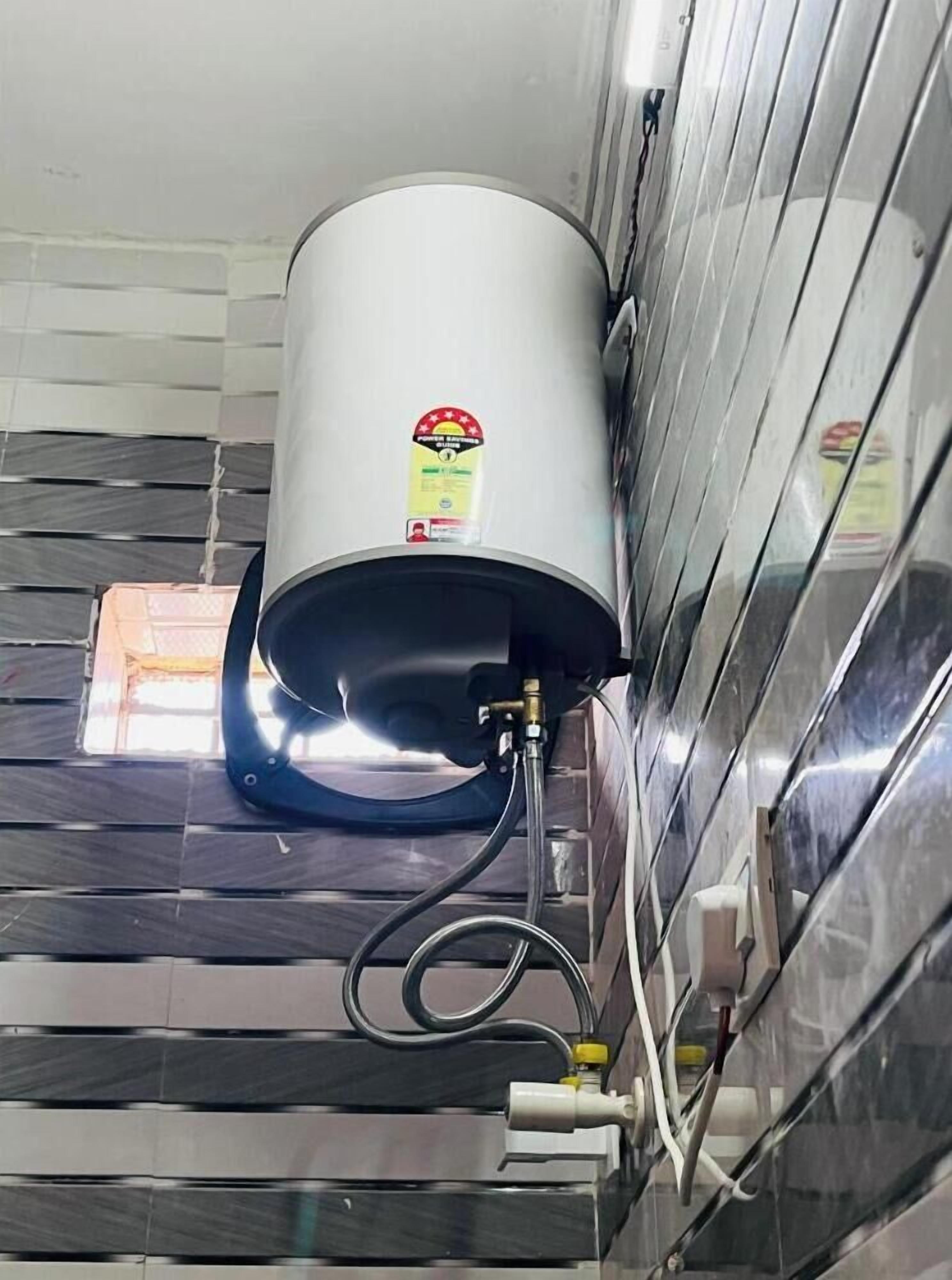 Classic Double or Twin Room | Bathroom | Free toiletries, towels, soap, shampoo