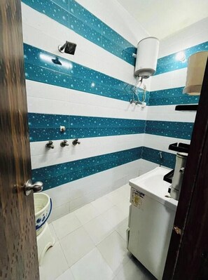 Chambre Classique Double ou avec lits jumeaux | Salle de bain | Articles de toilette gratuits, serviettes fournies, savon, shampoing
