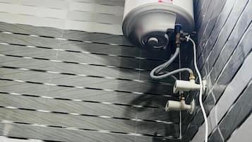 Habitación clásica con 1 cama matrimonial o 2 individuales | Baño | Amenidades de baño gratuitas, toallas, jabón, shampoo