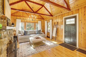 Una televisión, una chimenea, videojuegos, una mesa de tenis de mesa