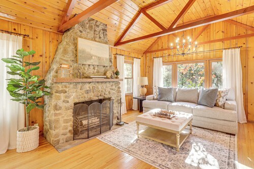 Trails, Wine & Events! Cuyahoga Falls Retreat