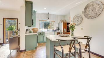 Réfrigérateur, four à micro-ondes, surface de cuisson, lave-vaisselle