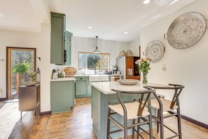 Frigorífico, microondas, placa de cocina y lavavajillas