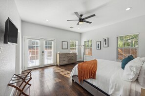 3 bedrooms, desk, iron/ironing board, Internet - Walk to Alamodome! Stylish Home w/ Private Parking (San Antonio)