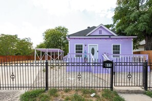 Exterior - Walk to Alamodome! Stylish Home w/ Private Parking (San Antonio)