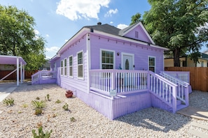 Exterior - Walk to Alamodome! Stylish Home w/ Private Parking (San Antonio)