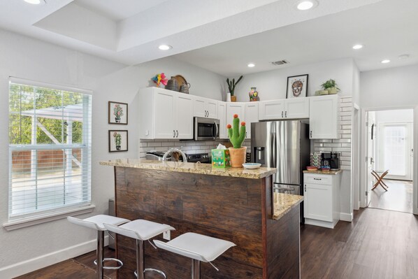 Fridge, microwave, stovetop, dishwasher - Walk to Alamodome! Stylish Home w/ Private Parking (San Antonio)