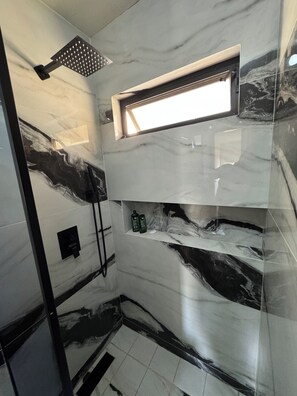 Douche, bidet, serviettes fournies, savon