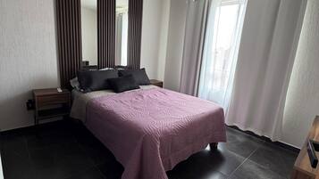 Een strijkplank/strijkijzer, wifi, beddengoed