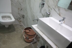 Rom – deluxe | Bad | Dusj, toalettartikler (inkludert), håndklær og såpe