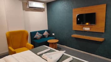 Luxury Room, City View | Desk, free WiFi