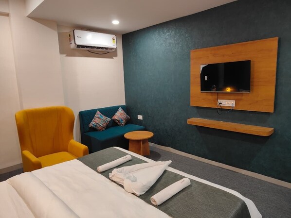 Luxury Room, City View | Desk, free WiFi - Hotel The Muffet (Indore)