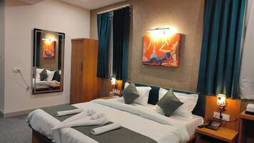 Standard Room, City View | Desk, free WiFi