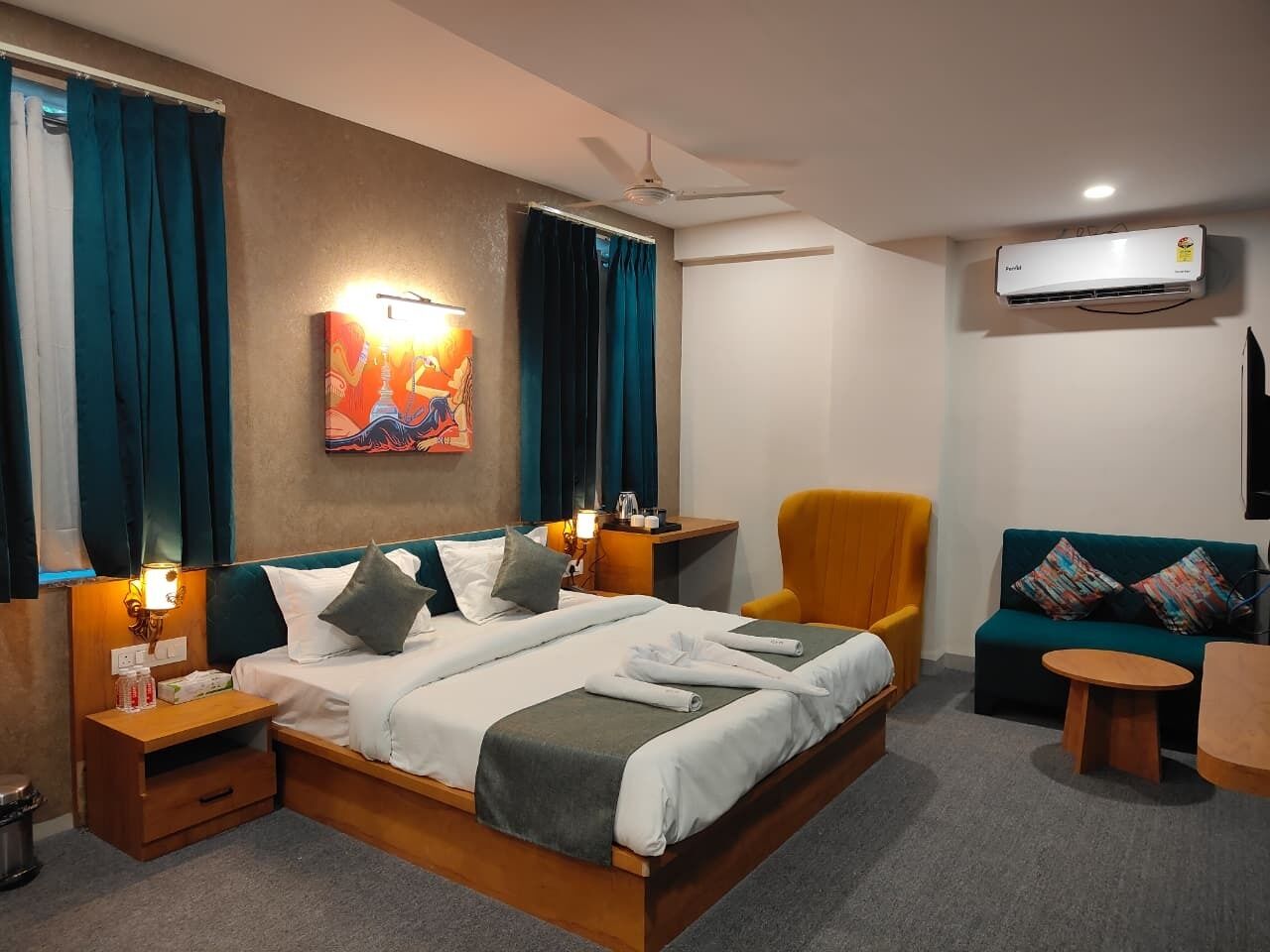 Luxury Room, City View | Desk, free WiFi