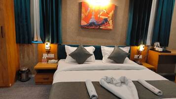 Luxury Room, City View | Desk, free WiFi