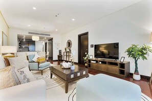 TV, offices - 1BR Apartment | Anantara Palm | Private Beach (Dubai)