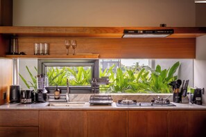 Villa – classic | Eget kjøkken | Kaffetrakter/tekoker, vannkoker og spisebord
