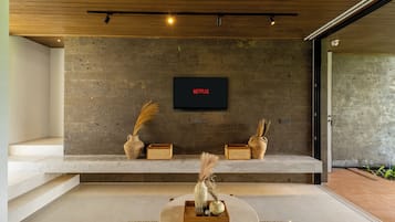 Vila Deluks | Ruang keluarga | Smart TV 32-inci dengan saluran TV digital