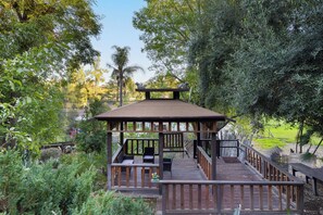 Property grounds - LA Hillside Home with Canyon Views, Deck, BBQ & Game Room Fun | Marmol Vista (Los Angeles)
