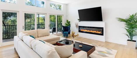 Smart TV, chimenea y futbolito