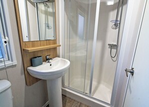 Bathroom - 3 bedroom accommodation in Millom (Millom)