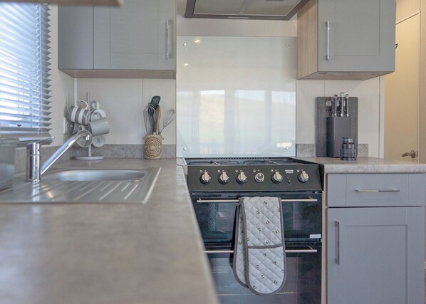 Fridge, oven, stovetop, toaster - 3 bedroom accommodation in Millom (Millom)