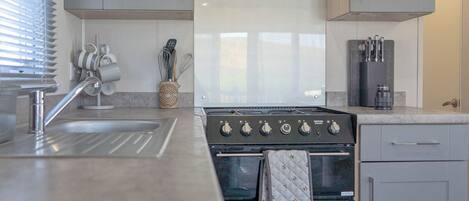 Réfrigérateur, un four, surface de cuisson, grille-pain