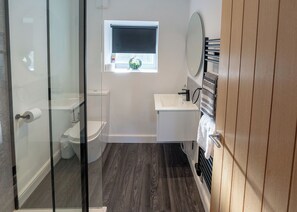 Bathroom - 1 bedroom accommodation in Millom (Millom)