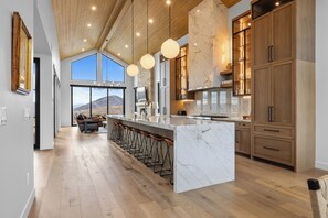 Interior - 2 Min to Jordanelle Gondola • Hot Tub • Spa Suite • Movie Room & Mountain Views (Deer Valley)