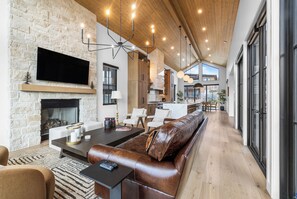 Smart TV, fireplace, offices - 2 Min to Jordanelle Gondola • Hot Tub • Spa Suite • Movie Room & Mountain Views (Deer Valley)