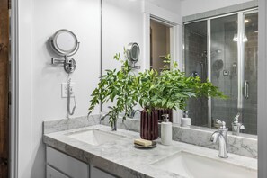 Shower, hair dryer, towels - Rooftop Deck w/ Hot Tub | Near Dining & Ski Slopes | The Lookout by AvantStay (Park City)