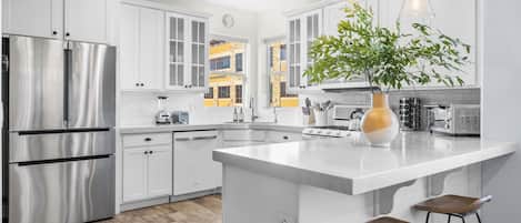 Kühlschrank, Mikrowelle, Ofen, Herdplatte