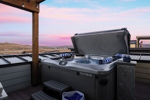 Outdoor spa tub - Rooftop Deck w/ Hot Tub | Near Dining & Ski Slopes | The Lookout by AvantStay (Park City)