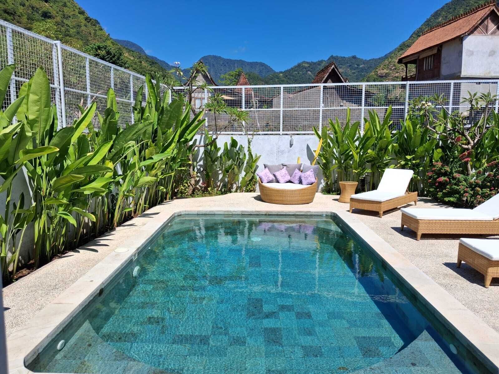 Una piscina al aire libre