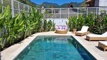 Una piscina al aire libre