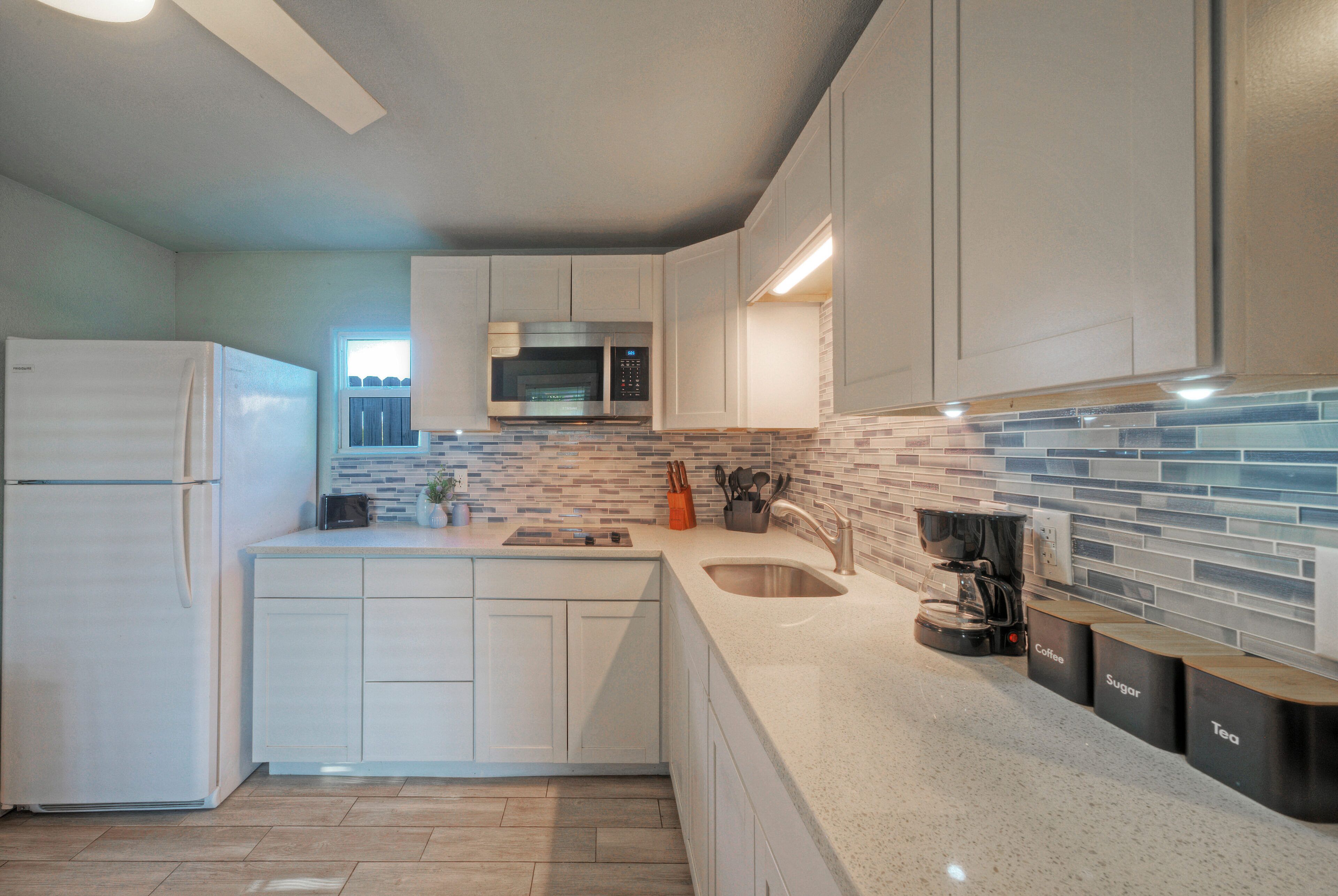 Herdplatte, Geschirrspüler, Wasserkocher mit Kaffee-/Teezubehör