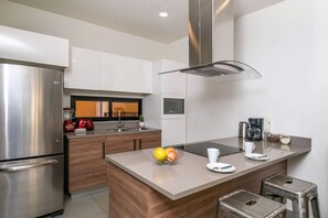 Geladeira, micro-ondas, fogão, cooktop