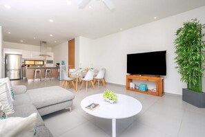Smart TV - Peaceful Retreat, Rooftop Pool, Gym, Garden Lounge (Playa del Carmen)