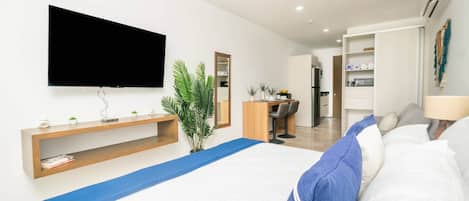 1 habitación, caja de seguridad en la habitación y escritorio