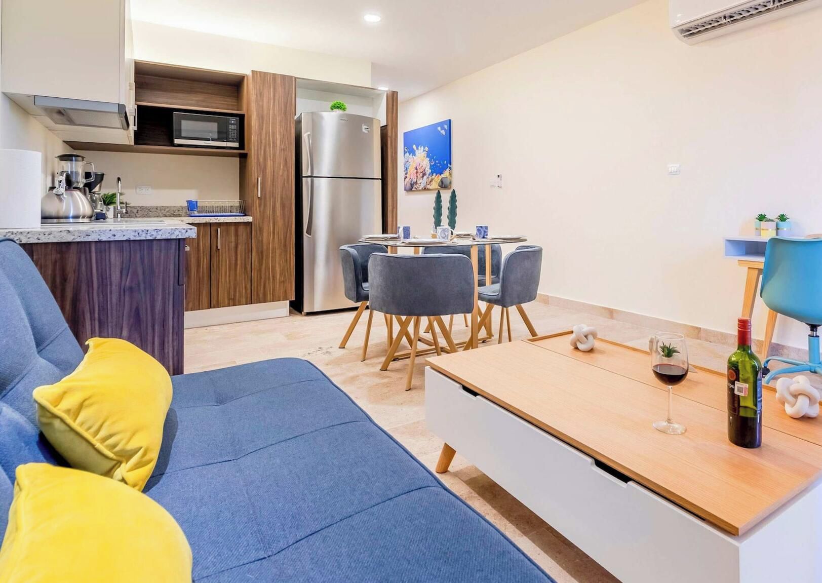 Een moderne woonkamer met een bank, eettafel en stoelen.
