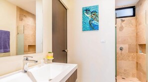 Séchoir à cheveux, savon, shampooing