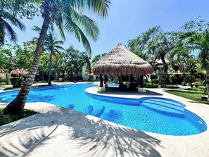 Una piscina al aire libre