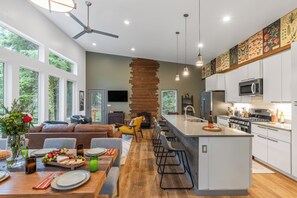 Fridge, microwave, oven, stovetop - Peaceful Treehouse-Style Stay with Sauna, Fire Pit & Forest Views Near the Coast (Arch Cape)