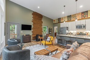 Smart TV, fireplace - Peaceful Treehouse-Style Stay with Sauna, Fire Pit & Forest Views Near the Coast (Arch Cape)