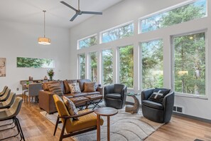 Smart TV, fireplace - Peaceful Treehouse-Style Stay with Sauna, Fire Pit & Forest Views Near the Coast (Arch Cape)