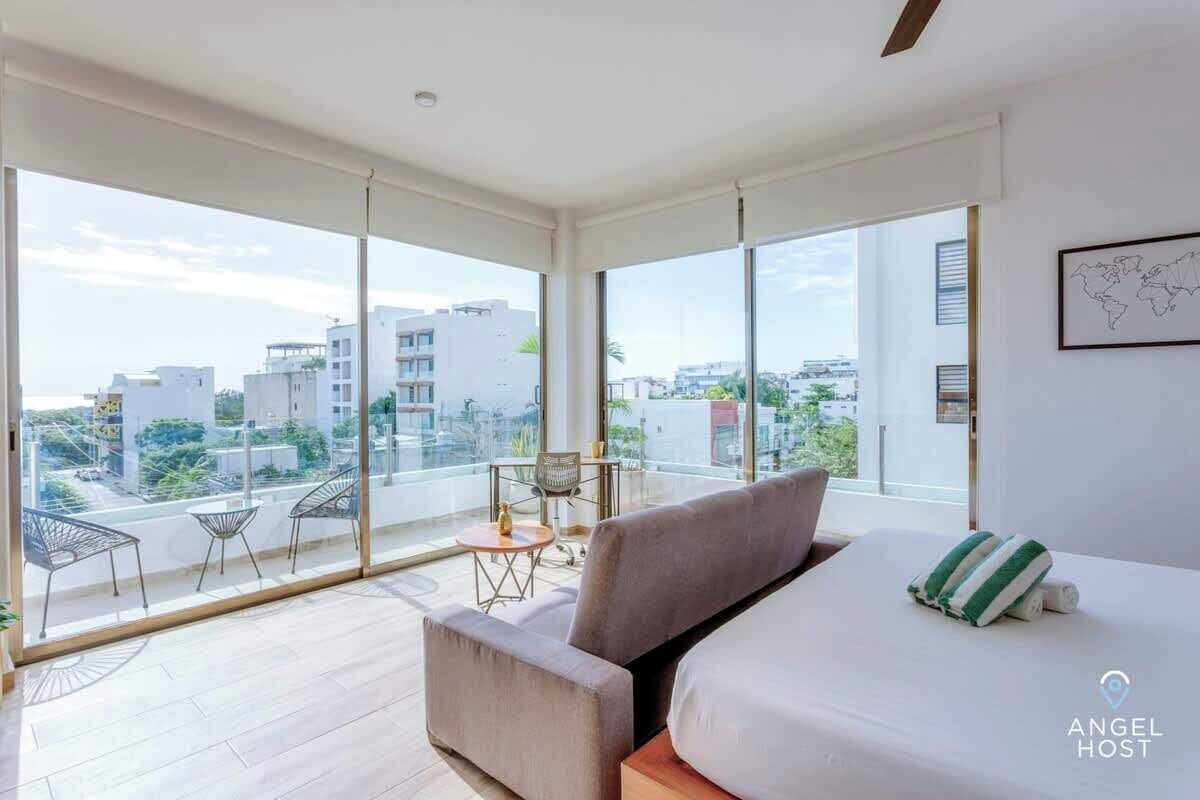 Een strijkplank/strijkijzer, reisbedje, wifi, beddengoed