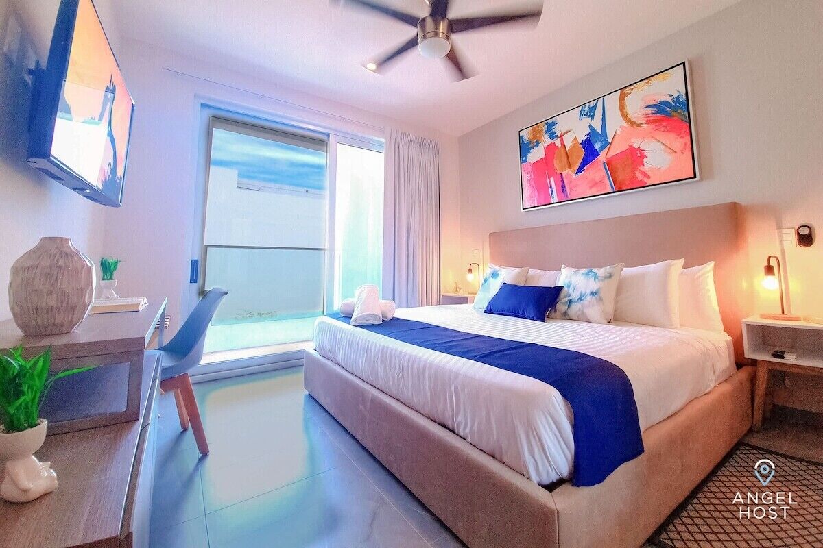 2 habitaciones, escritorio y tabla de planchar con plancha 