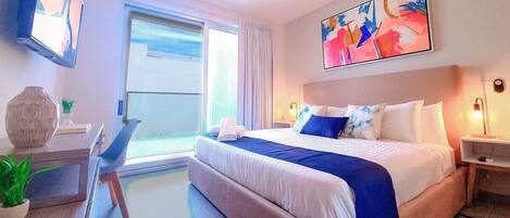 2 habitaciones, escritorio y tabla de planchar con plancha