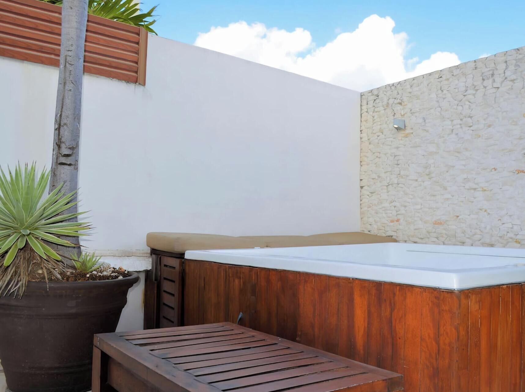 Outdoor spa tub